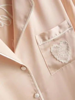 Kurzer Satin-Schlafanzug mit Team Bride-Stickerei