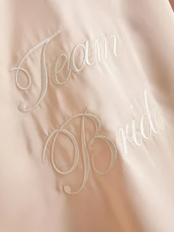 Kurzer Satin-Schlafanzug mit Team Bride-Stickerei