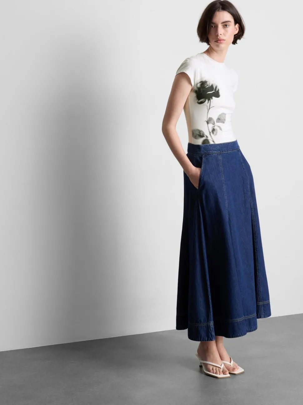 Kurzes Baumwoll-T-Shirt mit Blumen-Print