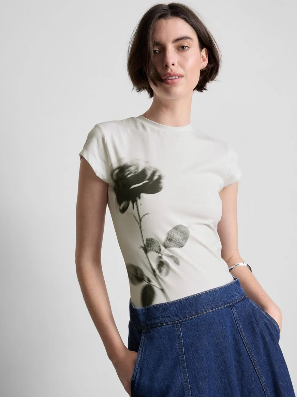 Kurzes Baumwoll-T-Shirt mit Blumen-Print
