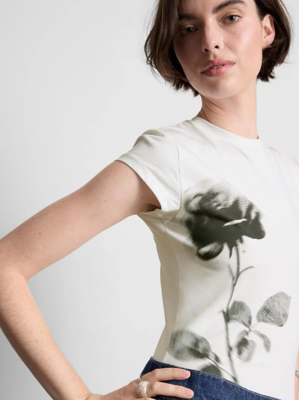 Kurzes Baumwoll-T-Shirt mit Blumen-Print