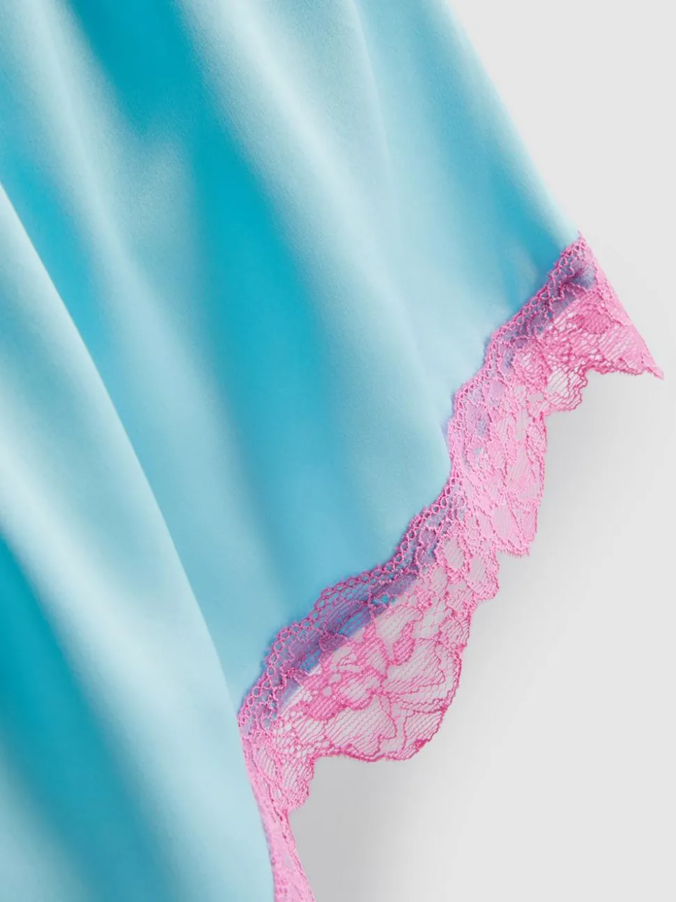 Kurze Schlafanzughose aus Satin und Spitze