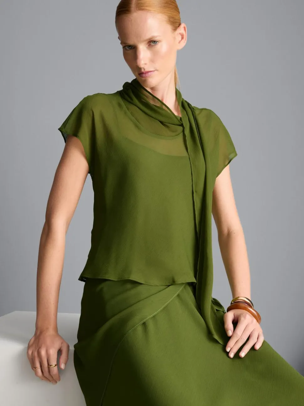 Kurzärmelige Bluse mit Schluppe