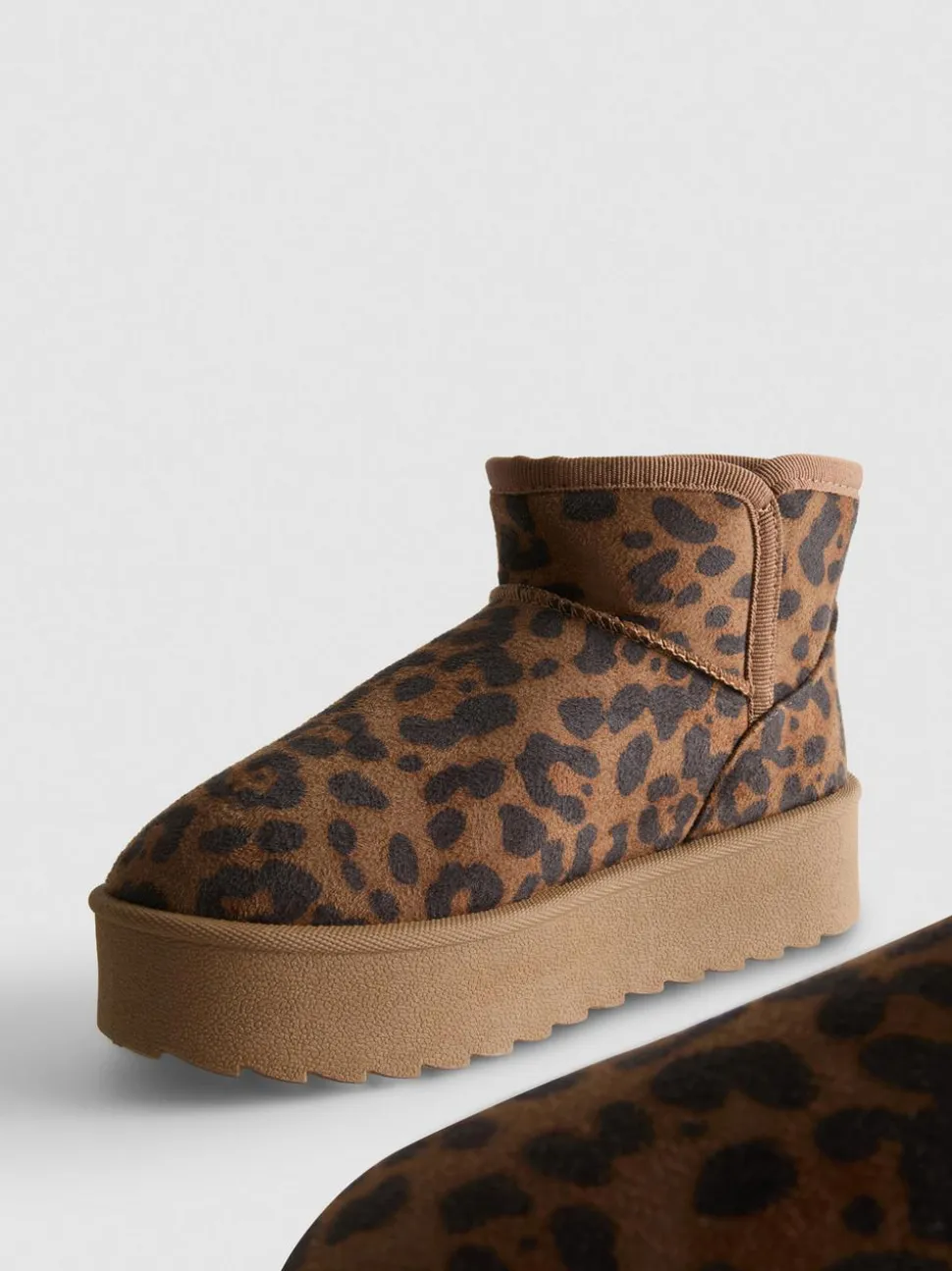 Kuschelige Stiefeletten mit Leopardenmuster und Plateau-Sohle