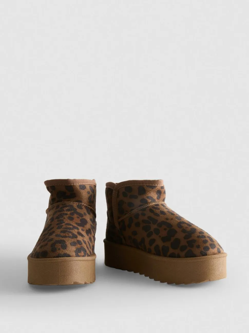 Kuschelige Stiefeletten mit Leopardenmuster und Plateau-Sohle