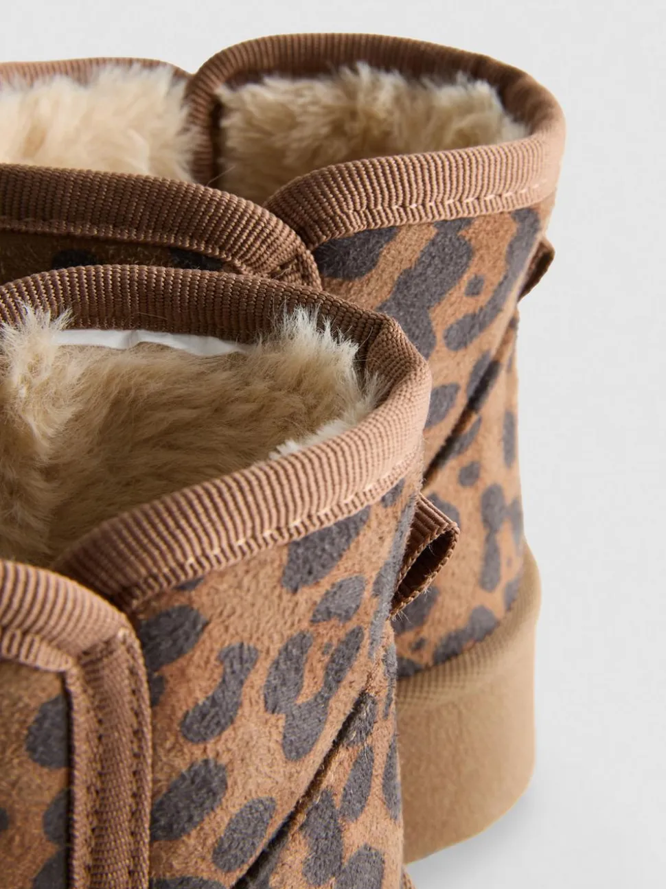 Kuschelige Stiefeletten mit Leopardenmuster und Plateau-Sohle