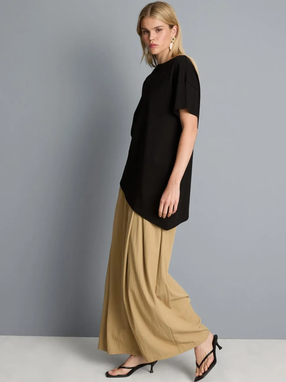 Langes, asymmetrisches Baumwoll-T-Shirt