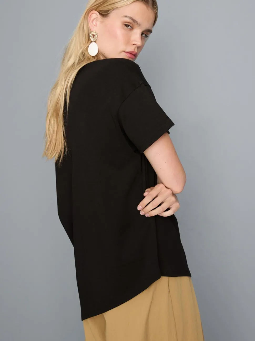 Langes, asymmetrisches Baumwoll-T-Shirt