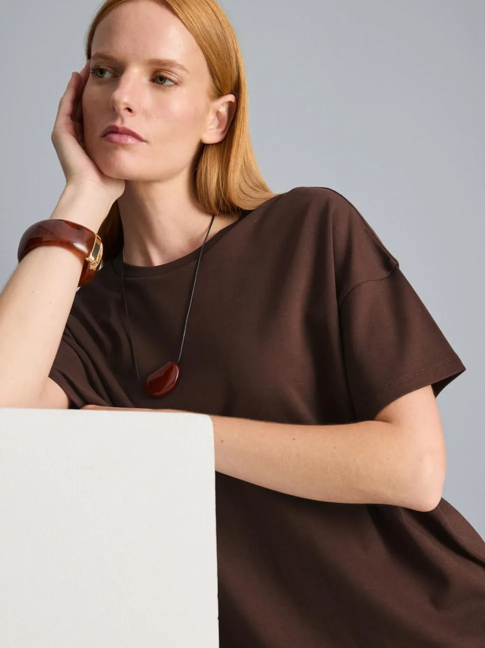 Langes, asymmetrisches Baumwoll-T-Shirt