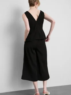 Lila Top mit V-Ausschnitt und Schößchen