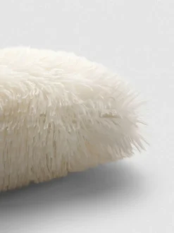 Längliches Kissen im Pompon-Stil