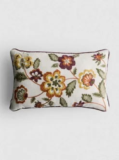Längliches Kissen mit aufgesticktem Blumenmuster