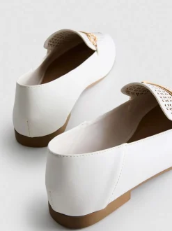 Loafer aus Kunstleder mit lasergeschnittener Trense