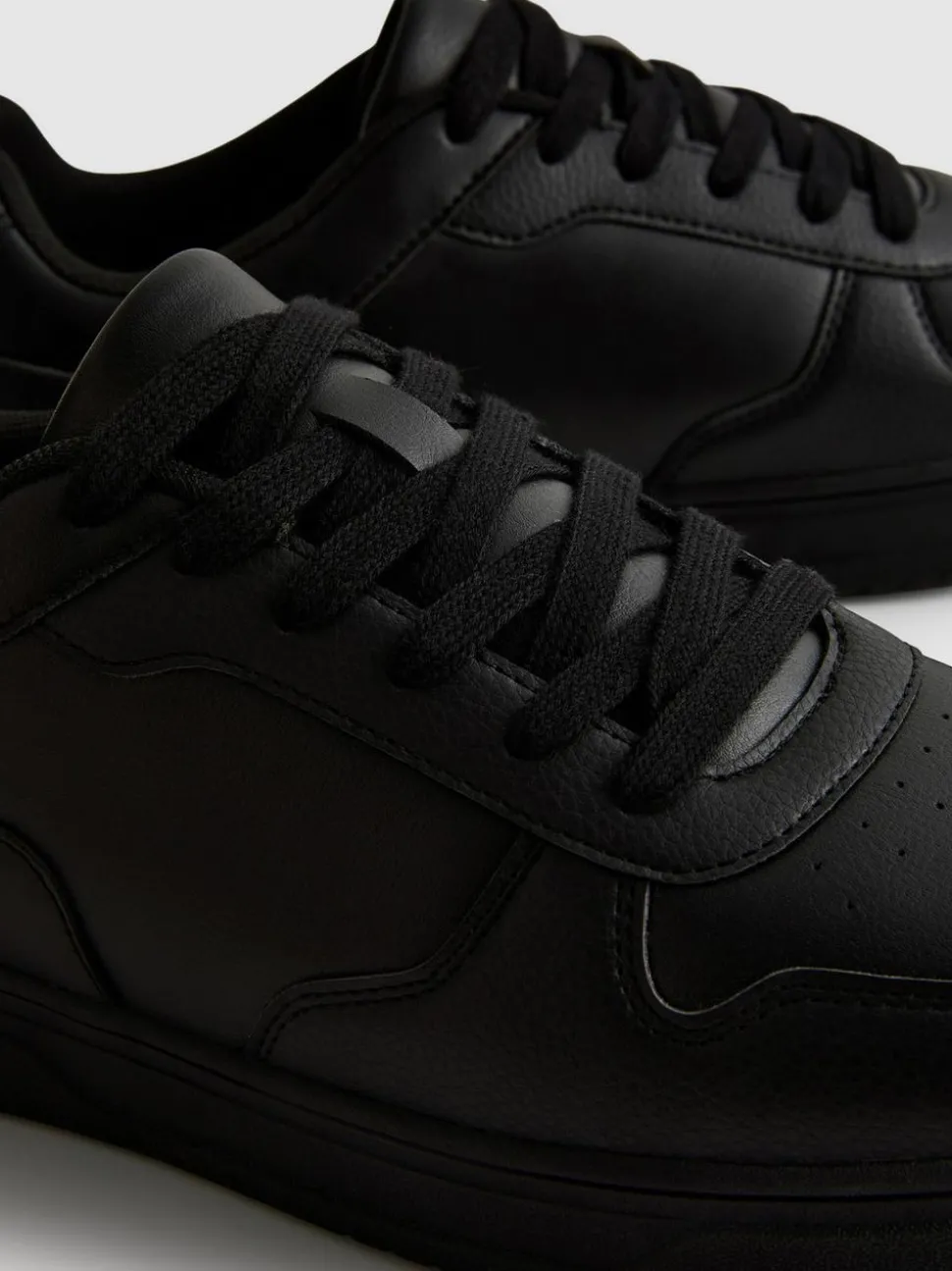 Low-Top-Sneaker mit Einsätzen