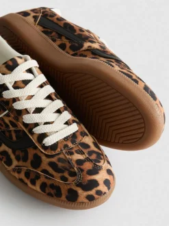 Low-Top-Sneaker mit Gummisohle und Leopardenmuster
