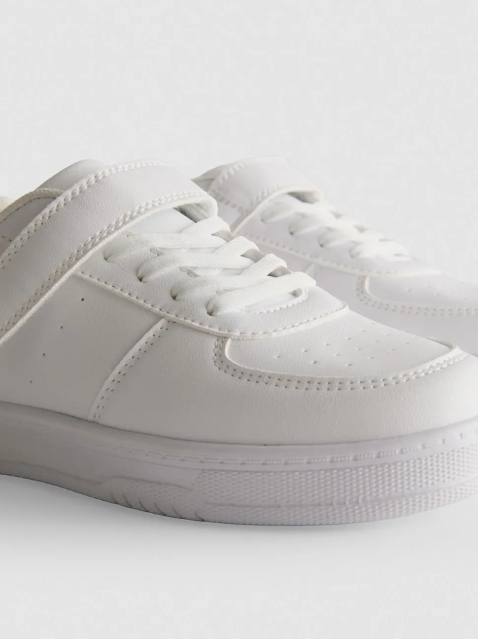 Low-Top-Sneakers aus Kunstleder