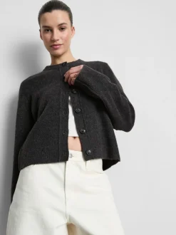 Lässiger, gestrickter Cardigan mit Rundhalsausschnitt