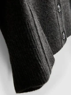 Lässiger, gestrickter Cardigan mit Rundhalsausschnitt