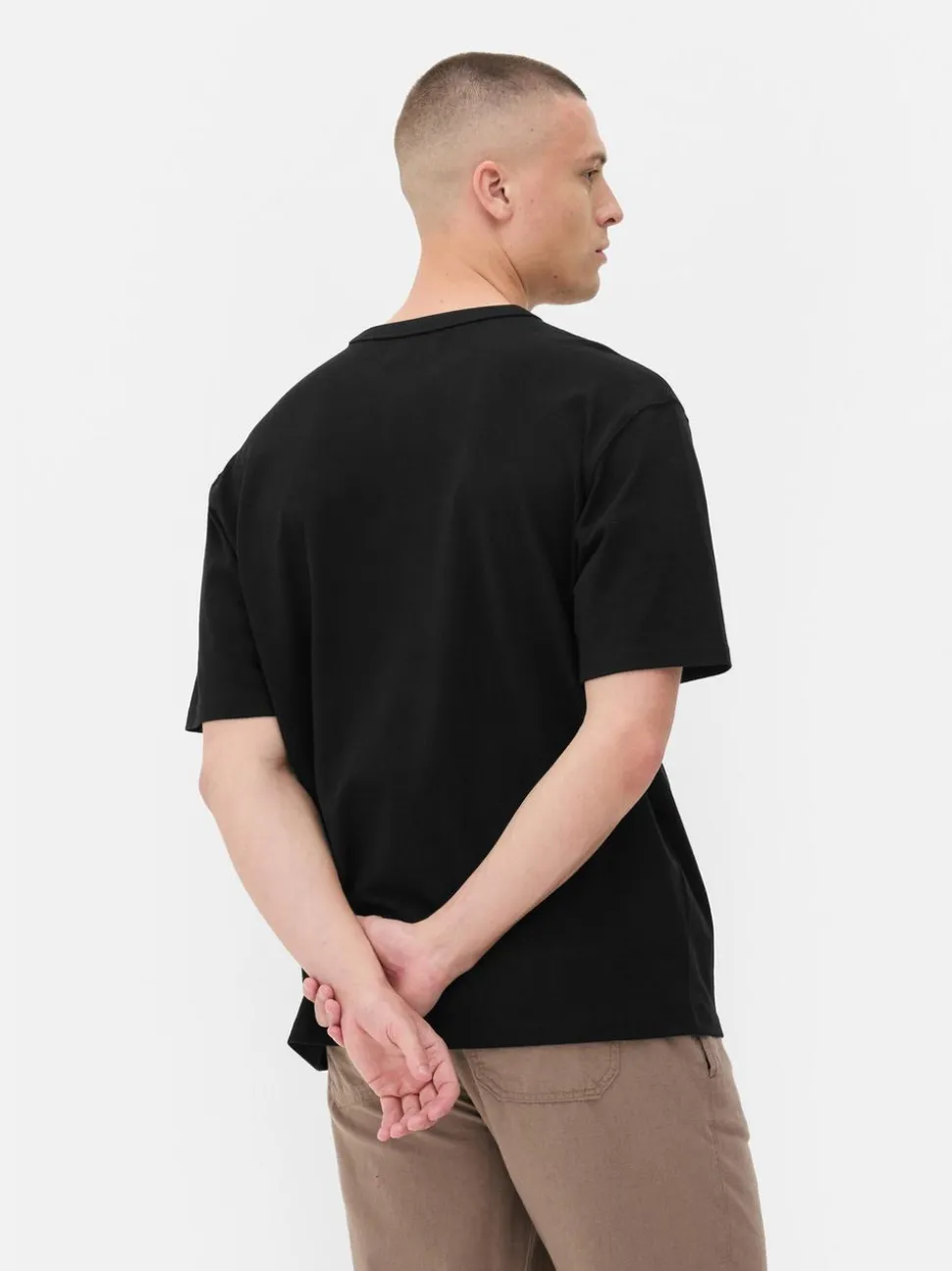 Lässiges Baumwoll-T-Shirt mit eingefasstem Ausschnitt