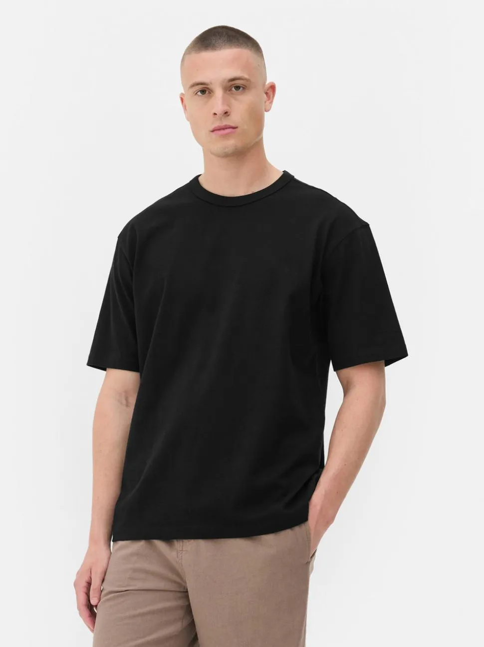 Lässiges Baumwoll-T-Shirt mit eingefasstem Ausschnitt