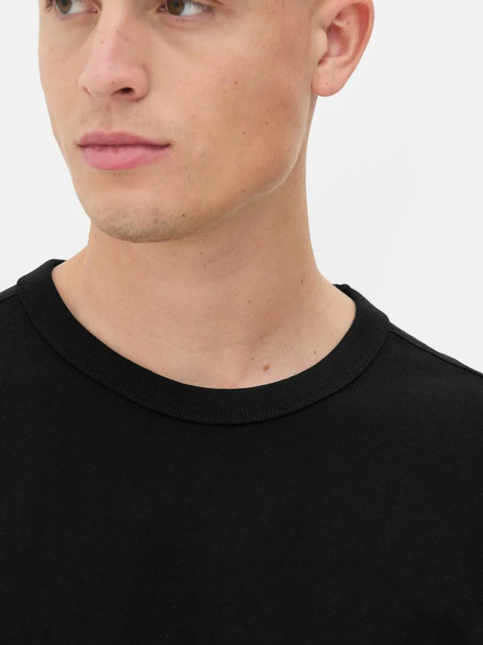 Lässiges Baumwoll-T-Shirt mit eingefasstem Ausschnitt