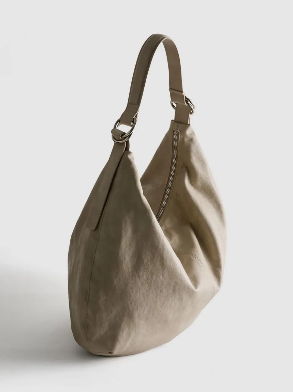 Lässige Schultertasche mit Zierringen
