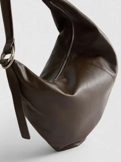 Lässige Schultertasche mit Zierringen