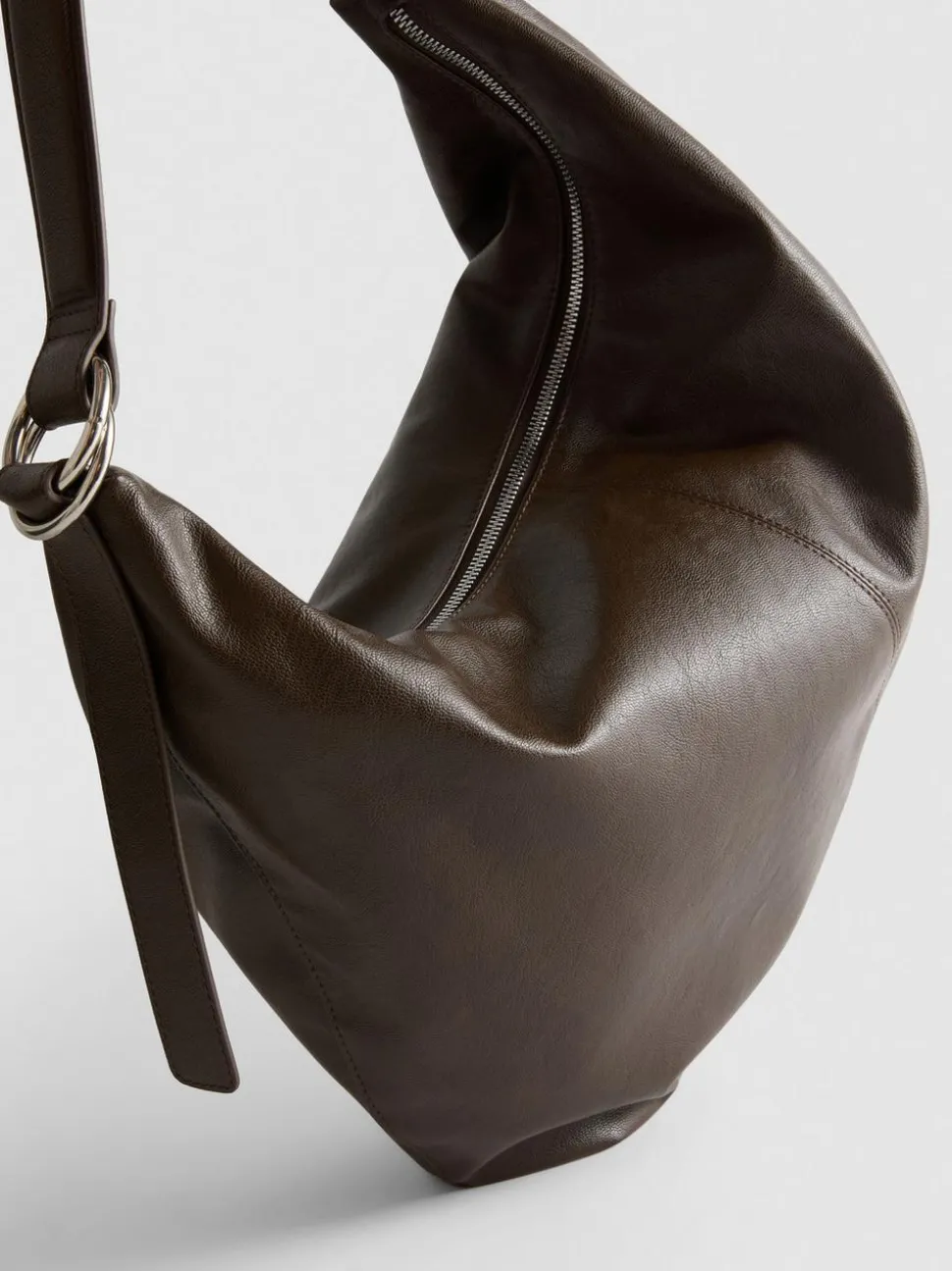 Lässige Schultertasche mit Zierringen