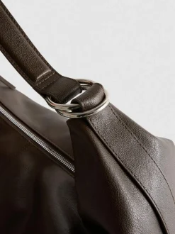 Lässige Schultertasche mit Zierringen