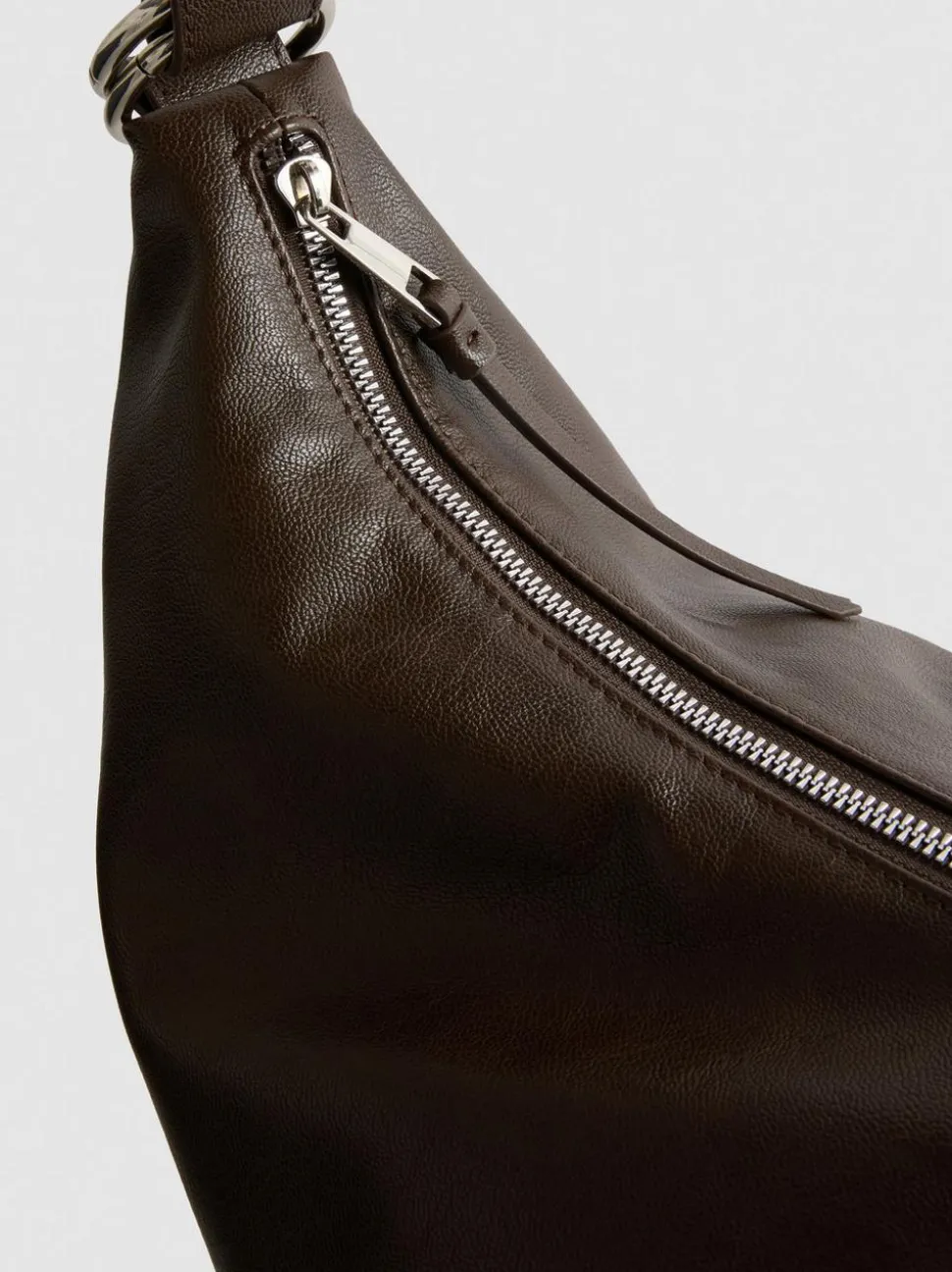 Lässige Schultertasche mit Zierringen