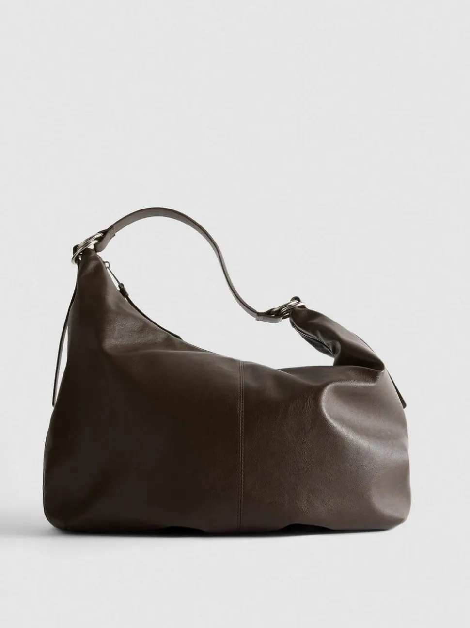 Lässige Schultertasche mit Zierringen