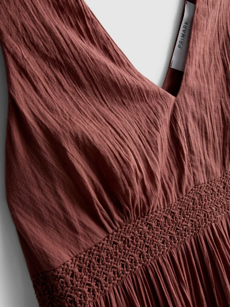 Minikleid mit V-Ausschnitt in Knitteroptik