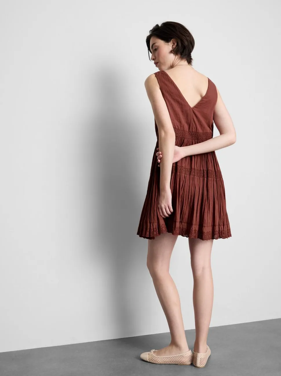 Minikleid mit V-Ausschnitt in Knitteroptik