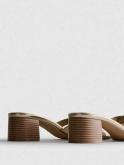 Mules aus Kunstleder mit Blockabsatz und gewebten Riemchen