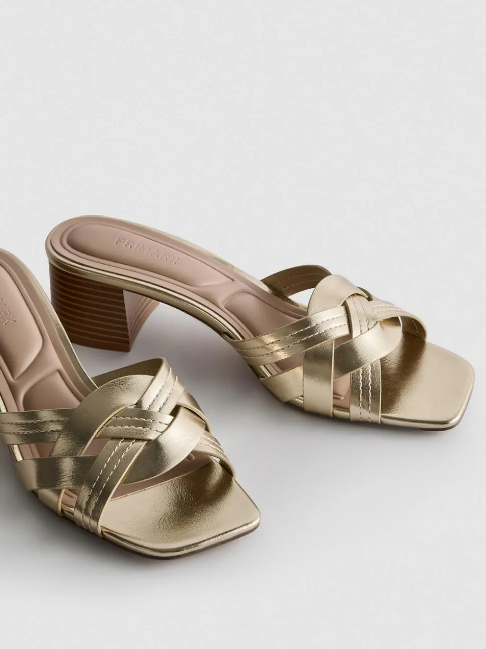 Mules aus Kunstleder mit Blockabsatz und gewebten Riemchen
