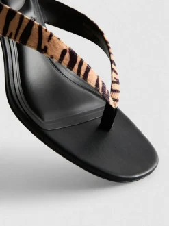 Mules mit Animalprint und Zehensteg