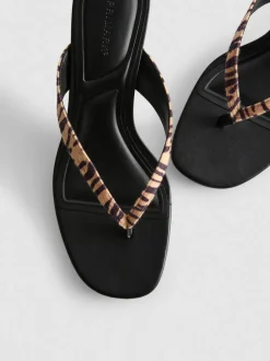 Mules mit Animalprint und Zehensteg