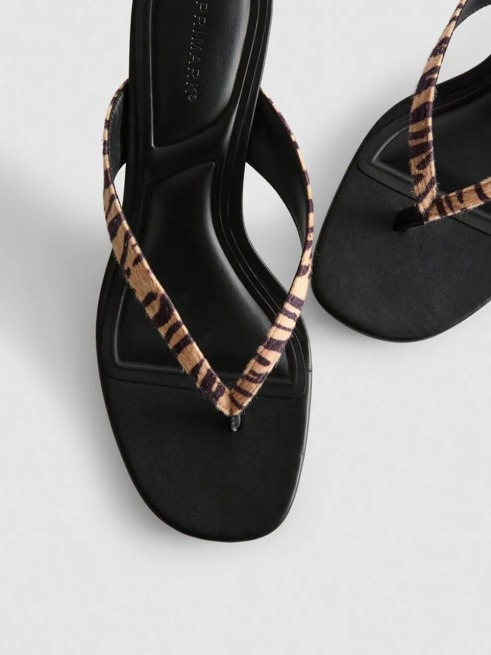 Mules mit Animalprint und Zehensteg