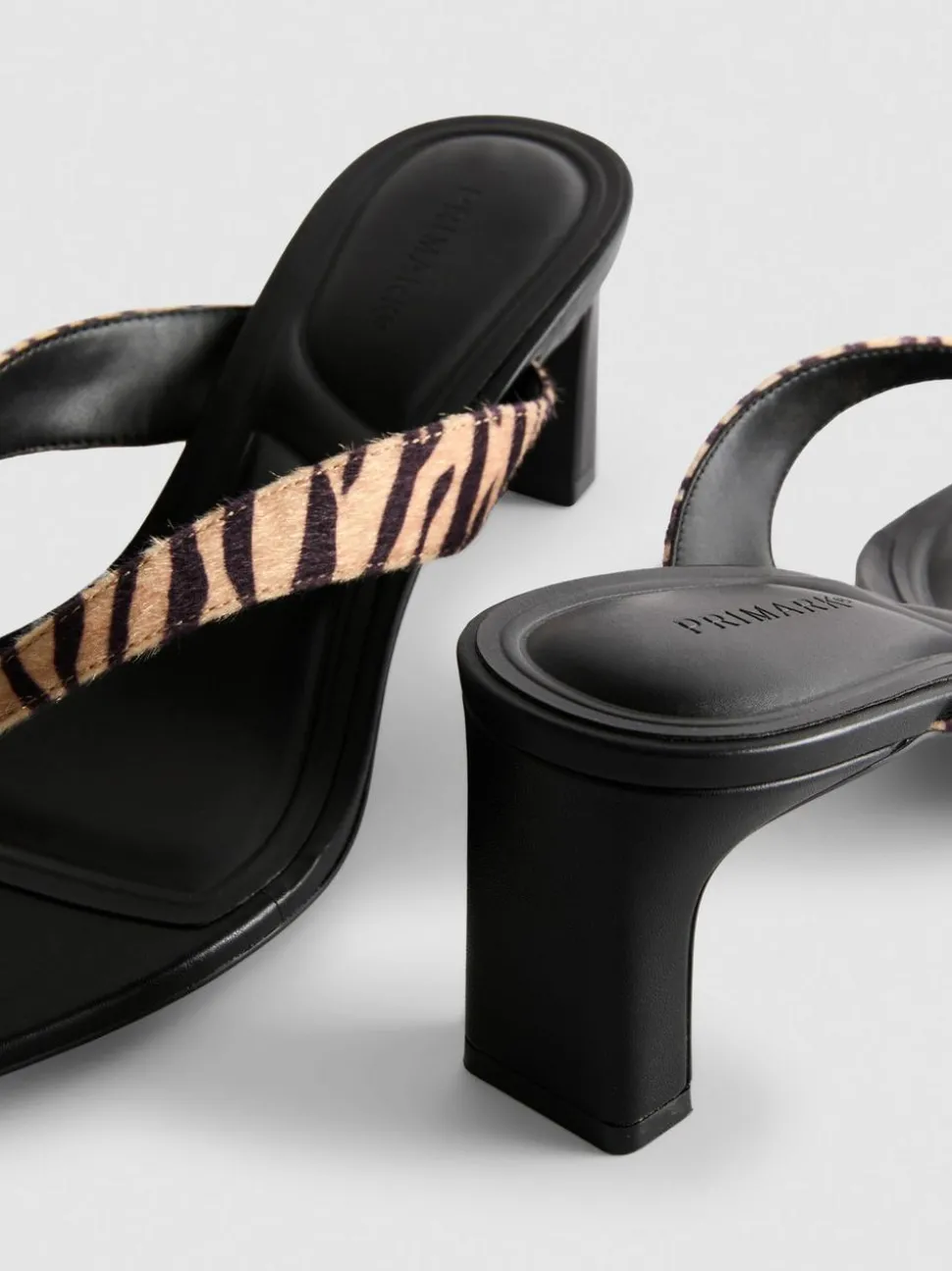 Mules mit Animalprint und Zehensteg