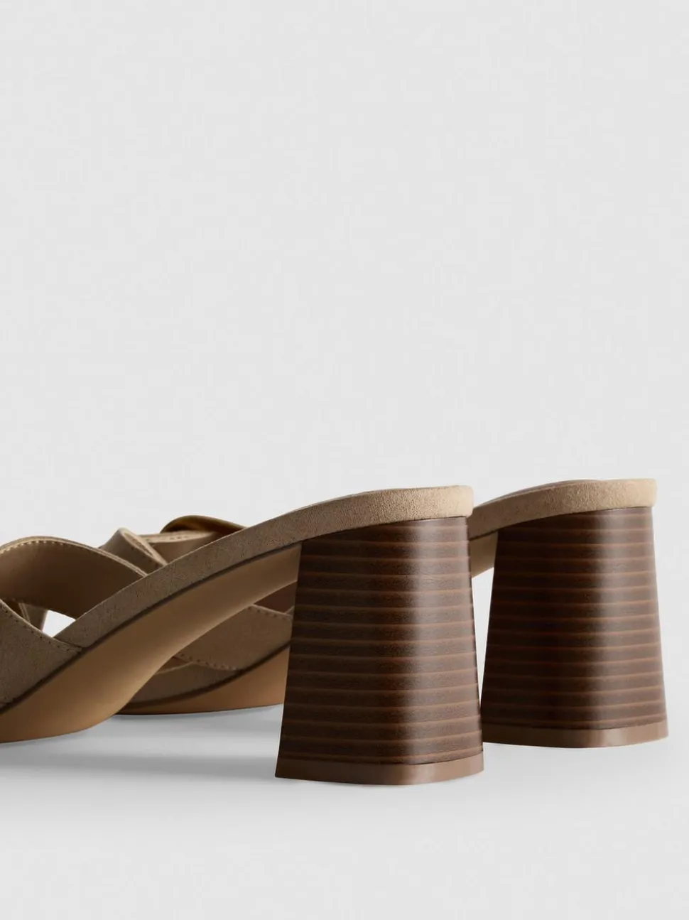 Mules mit Blockabsatz und Schnalle