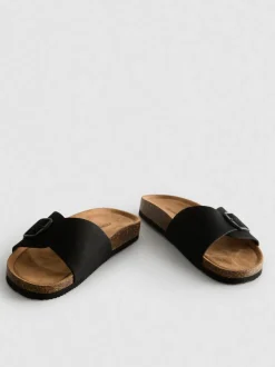 Mules mit Schnallenriemen