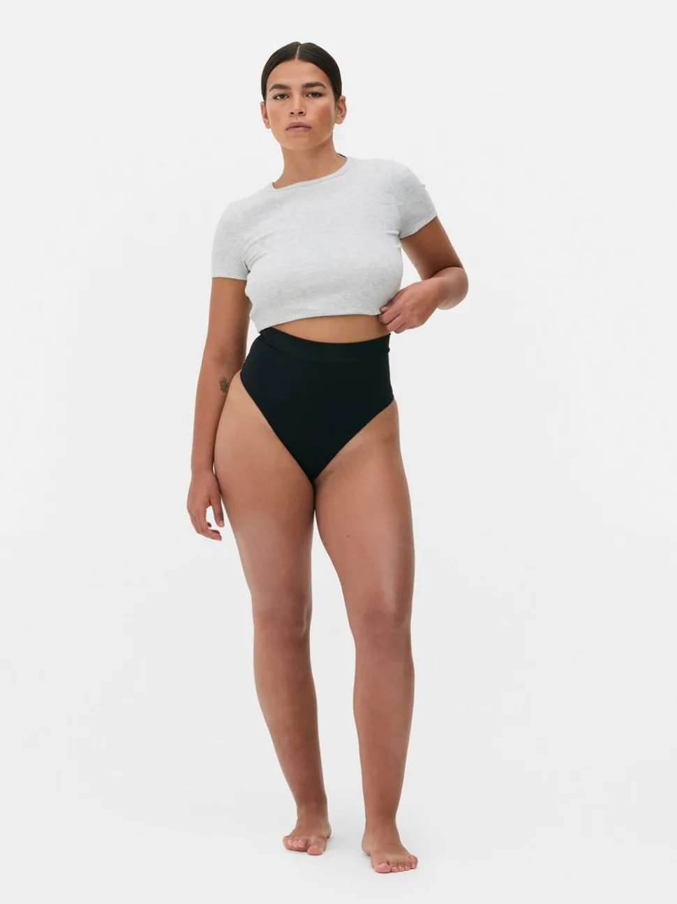 Nahtloser, figurformender Tanga mit hohem Bund