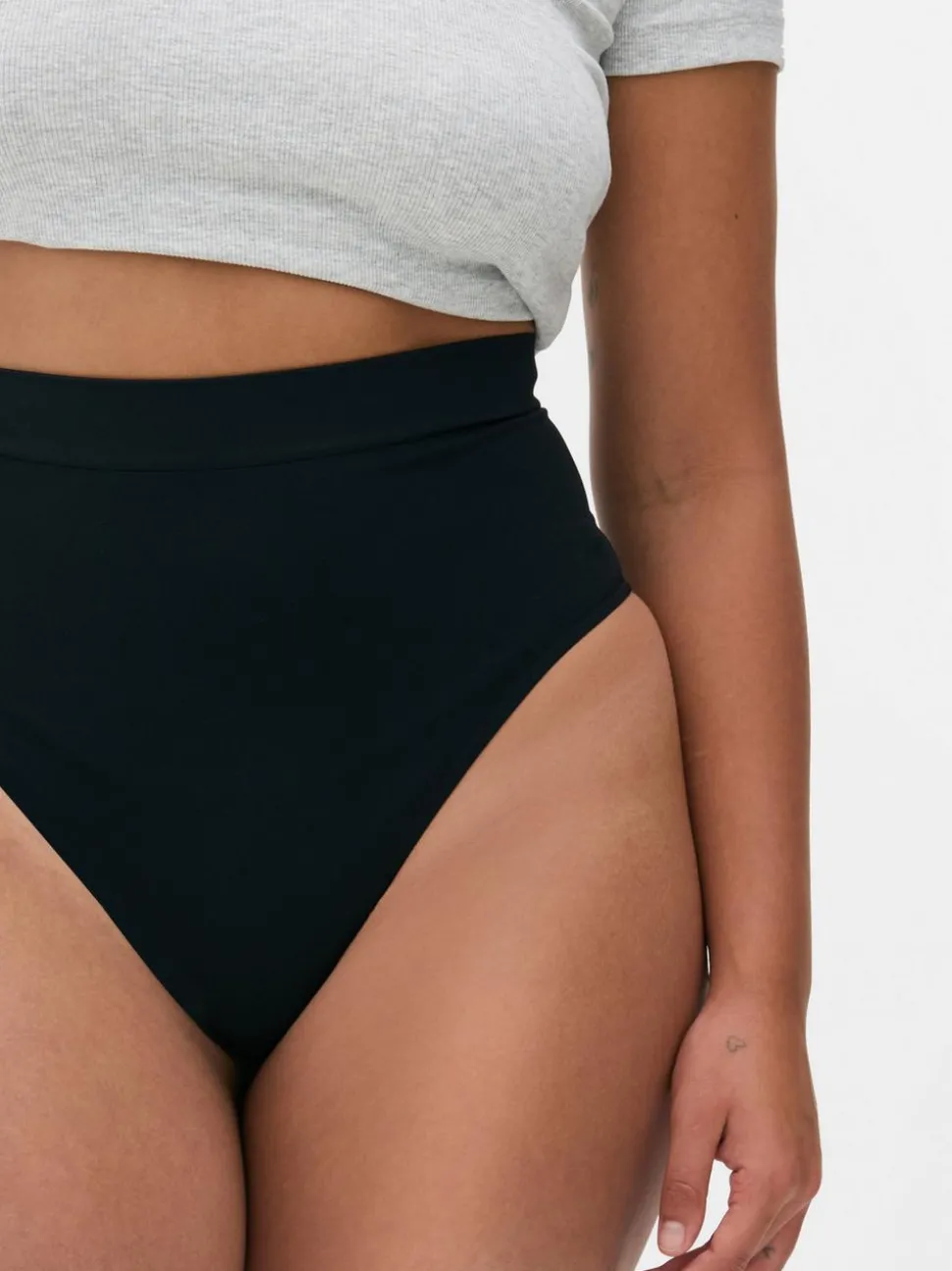 Nahtloser, figurformender Tanga mit hohem Bund
