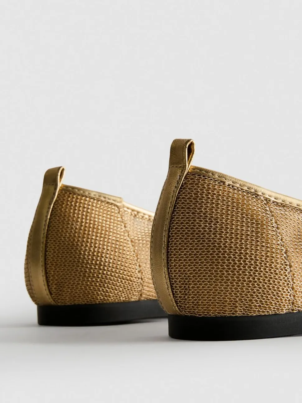 Netzstoff-Ballerinas in Metallic-Optik