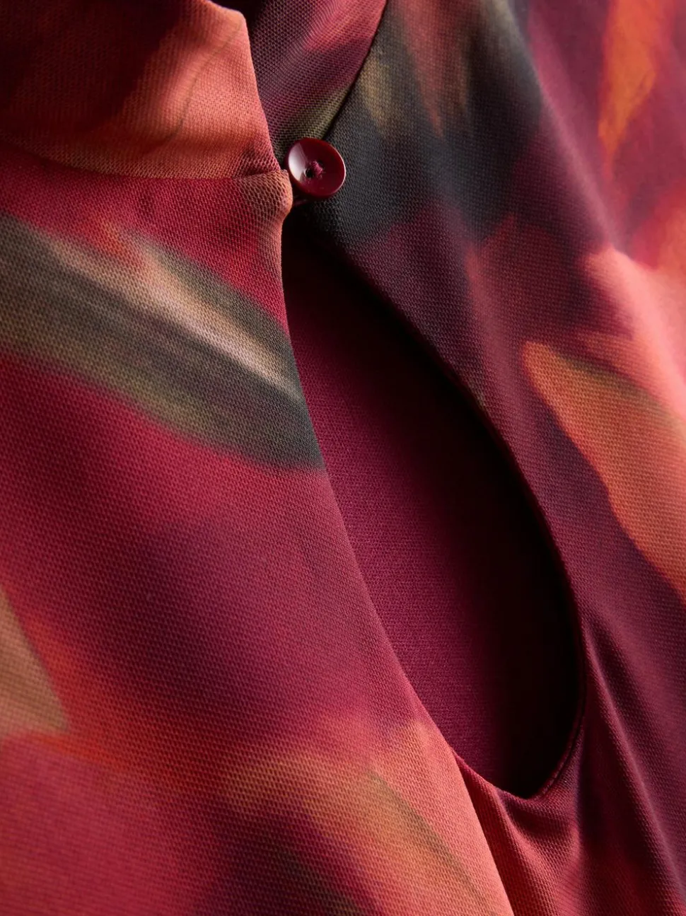 Netzstoff-Maxikleid mit Schlüssellochausschnitt und Blumenmuster