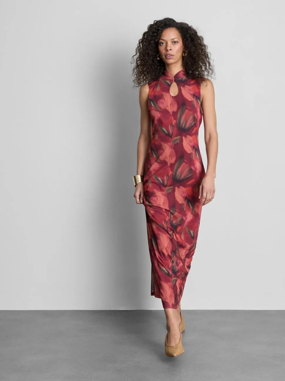 Netzstoff-Maxikleid mit Schlüssellochausschnitt und Blumenmuster