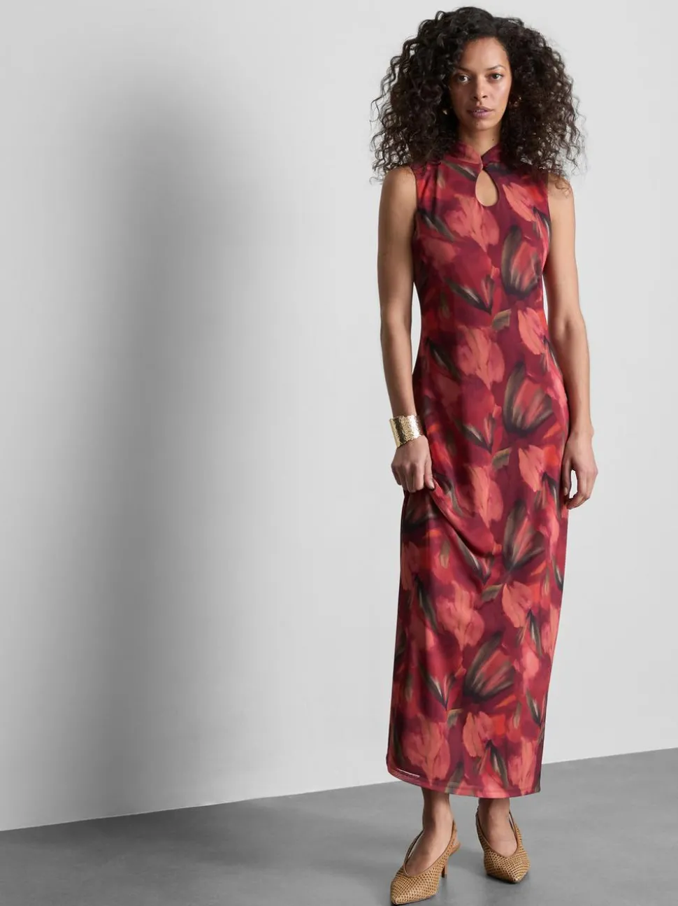 Netzstoff-Maxikleid mit Schlüssellochausschnitt und Blumenmuster