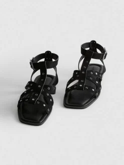 Nietenbesetzte Riemchensandalen in Wildleder-Optik