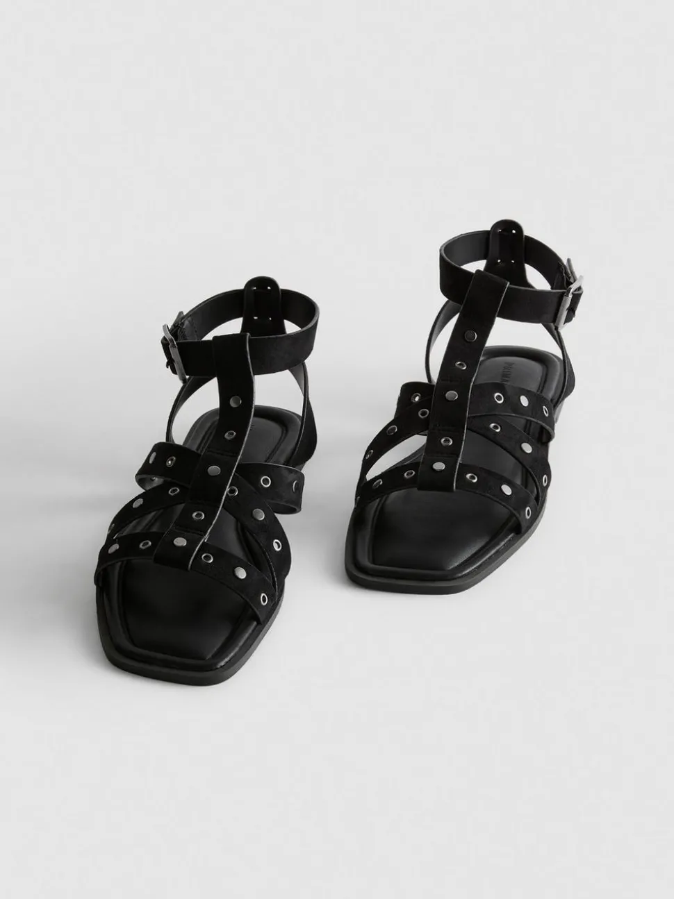 Nietenbesetzte Riemchensandalen in Wildleder-Optik