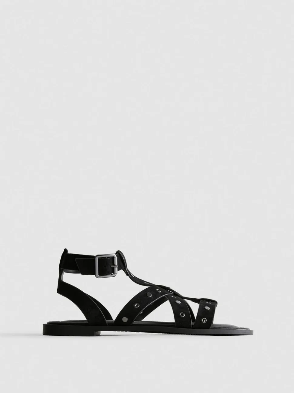 Nietenbesetzte Riemchensandalen in Wildleder-Optik
